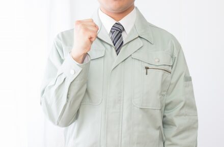 ガッツポーズの男性・作業着